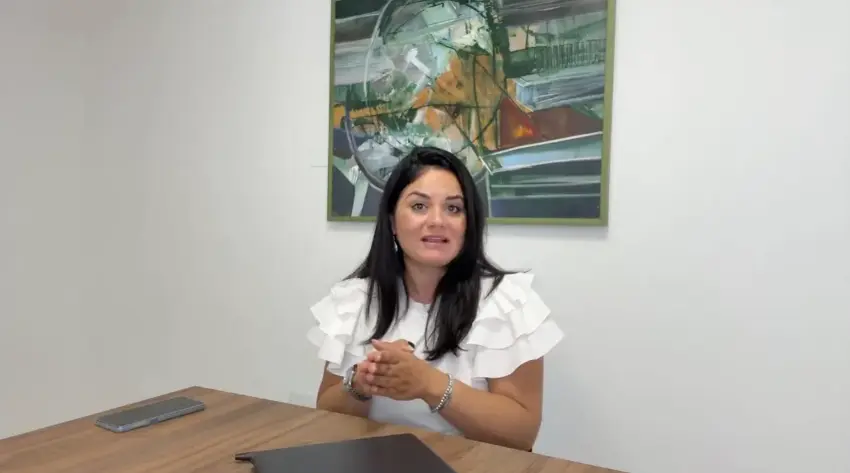 Avvocato Maria Teresa Mercuri di Pronto Debiti durante una consulenza legale sulla notifica di atti giudiziari