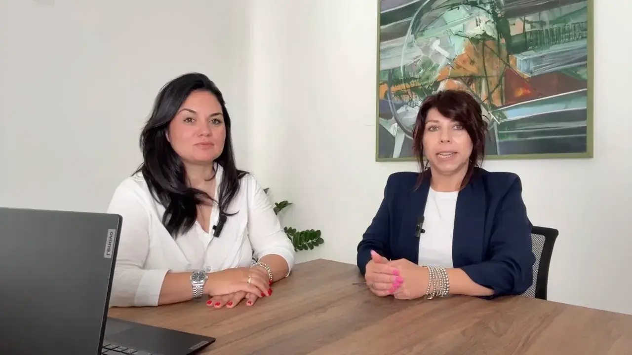 due consulenti Pronto Debiti che assistono un cliente vittima di recupero crediti aggressivo durante un caso reale di pressioni illegittime.